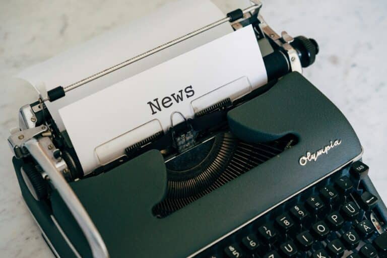 En gammeldags skrivemaskin med et ark i der det står "News".