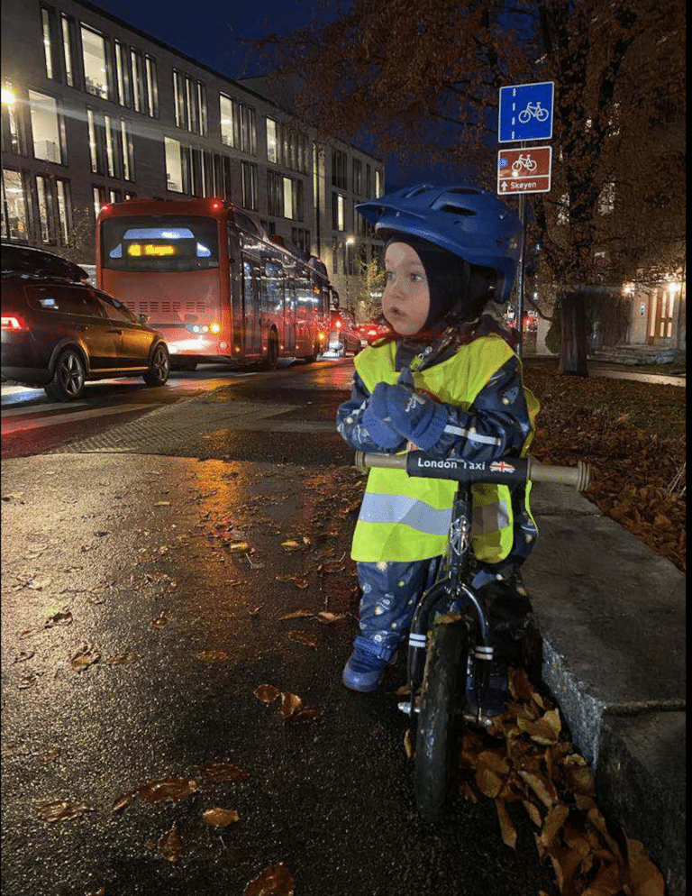 Mikkel på sykkel til barnehagen